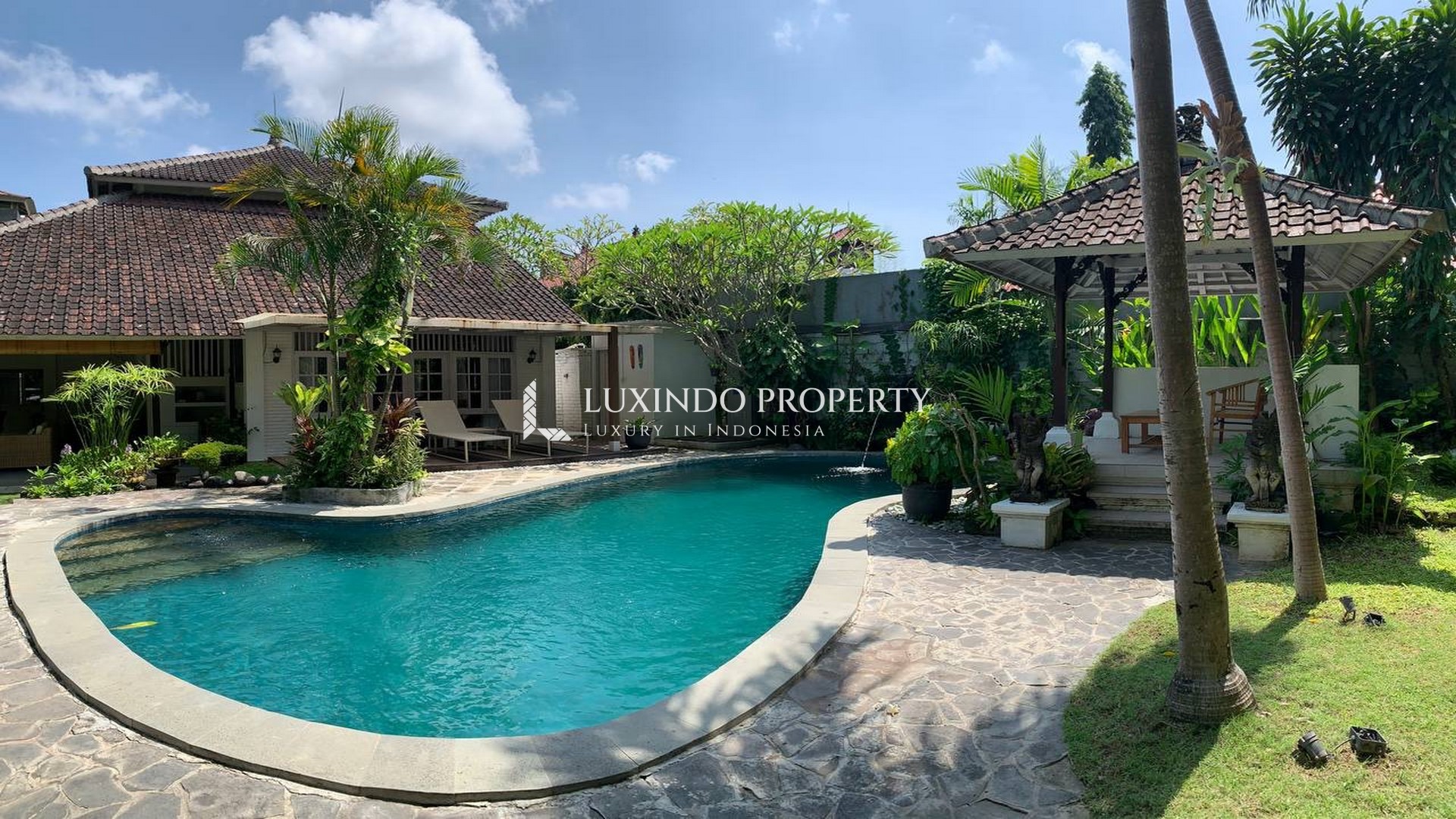 SANUR – FOUR BEDROOM BEACHSIDE VILLA FOR LEASE (LHV363)